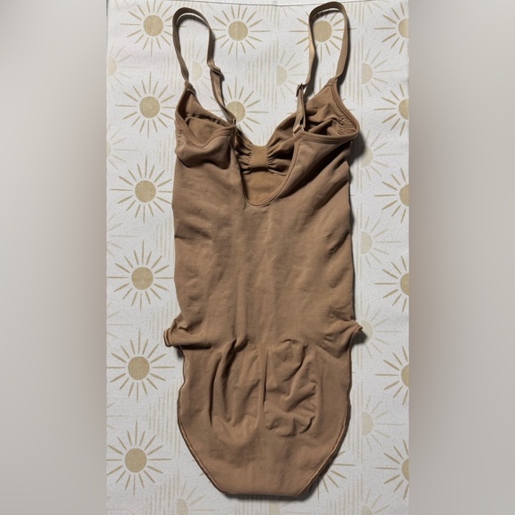 SKIMS Seamless Sculpt Brief Bodysuit - Picture 2 of 5